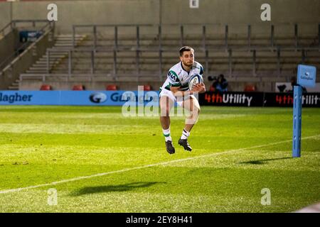 Salford, Lancashire, Großbritannien. März 2021, 05th. 5th. März 2021; AJ Bell Stadium, Salford, Lancashire, England; Englisch Premiership Rugby, Sale Sharks versus Newcastle Falcons; Ben Stevenson von Newcastle Falcons nimmt den Ball in Berührung Kredit: Action Plus Sports Images/Alamy Live News Stockfoto