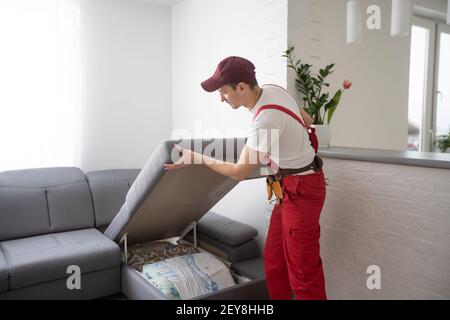 Professionelle männliche Tischler polstern Vintage Sessel in der Werkstatt Stockfoto