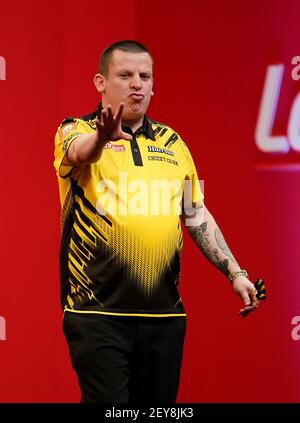 Dave Chisnall während des Tages eines der Ladbrokes UK Open 2021 Turnier in der Marshall Arena, Milton Keynes. Bilddatum: Freitag, 5. März 2021. Stockfoto