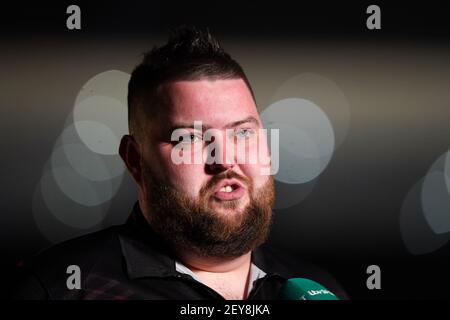 Michael Smith während des Tages eines der Ladbrokes UK Open 2021 Turnier in der Marshall Arena, Milton Keynes. Bilddatum: Freitag, 5. März 2021. Stockfoto