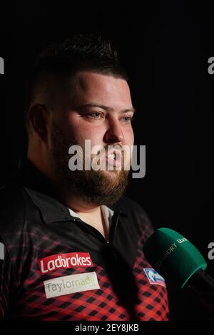 Michael Smith während des Tages eines der Ladbrokes UK Open 2021 Turnier in der Marshall Arena, Milton Keynes. Bilddatum: Freitag, 5. März 2021. Stockfoto