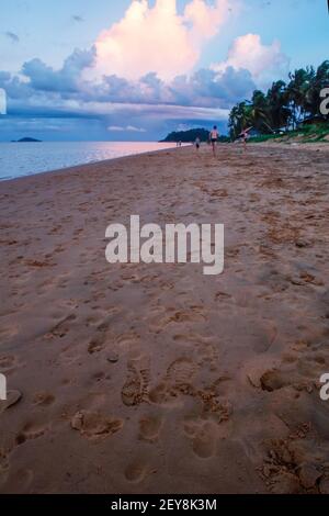 CAYENNE, FRANKREICH - Jul 28, 2019: Menschen genießen sich am Sandstrand bei Ebbe, mit Nimbus, hoch aufragenden Cumulus Wolken im Hintergrund. Regen in DIS Stockfoto