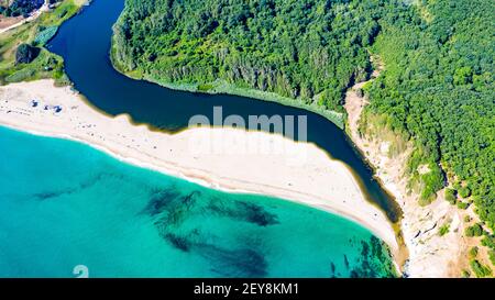 Veleka Beach, Bulgarien. Luftdrohne Ansicht der malerischen Sinemorets an der wilden Küste des Schwarzen Meeres Stockfoto