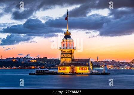 Istanbul, Türkei. Sonnenuntergang am Bosporus mit dem berühmten Maiden-Turm (kiz Kulesi). Landschaftlich schöner türkischer Reisehintergrund. Stockfoto