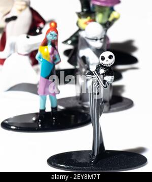 LONDON, UK - 26. Januar 2021 : Metallfiguren, die die Charaktere aus Tim Burtons Film Nightmare before Christmas darstellen. Stockfoto