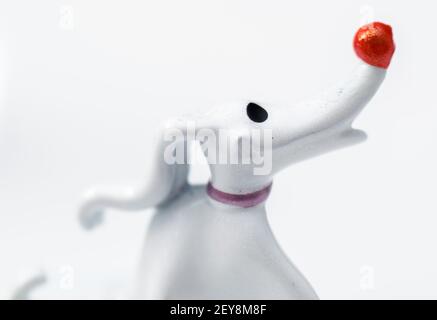 LONDON, UK - 26. Januar 2021 : Metal Figur des Hundes Zero, Charakter aus Tim Burtons Film Nightmare before Christmas. Stockfoto