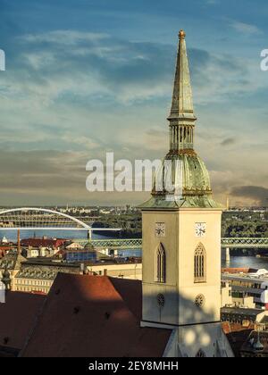 BRATISLAVA, SLOWAKEI - 4. September 2019: Dramatische Aussicht auf Bratislava Stadt mit St. Martin's Cathedral und Donau. Bratislava, Slowakei. Stockfoto