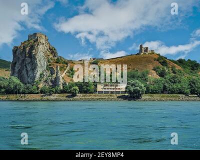 DEVIN, SLOWAKEI - 10. JUNI 2020: Ruinen der Burg Devin mit dem Maiden-Turm am Zusammenfluss der Donau und der Morava bei Bratislava. Blick vom Fluss Stockfoto