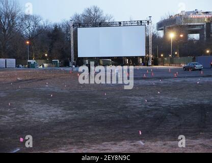 New York, Usa. März 2021, 05th. Die Frühjahrssaison Queens Drive-in 2021 beginnt mit einer Sondervorführung von Craig Brewers Comedy-Fortsetzung "Coming 2 America" mit Eddie Murphy und Arsenio Hall, die zeitgleich mit der Veröffentlichung des Films auf Amazon Prime Video am Freitag, den 5. März 2021 in New York City stattfindet. Indoor-Kinos in New York City sind jetzt das erste Mal geöffnet, seit sie im vergangenen Jahr während der COVID-19 Pandemie geschlossen wurden, aber nur mit 25% Kapazität zurückkehren. Foto von John Angelillo/UPI Kredit: UPI/Alamy Live Nachrichten Stockfoto