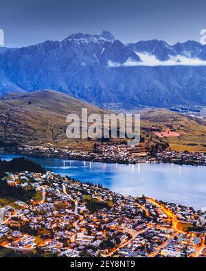 Vertikale Aufnahme aus der Vogelperspektive von queenstown, Neuseeland mit Bergen im Hintergrund Stockfoto