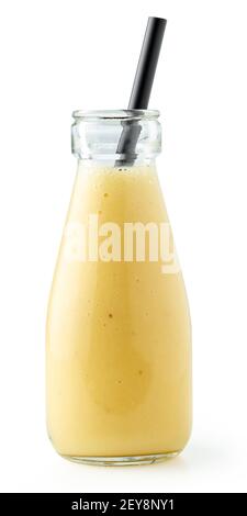 Kleine Flasche gelbe Banane, Ananassaft und Mango Smoothie mit schwarzem Stroh isoliert auf weißem Hintergrund Stockfoto
