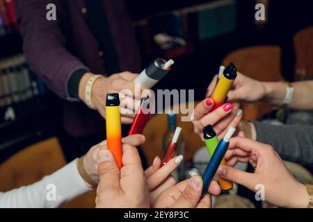 POD E-Zigarette oder Nikotindampfspender E-Pen Stockfoto