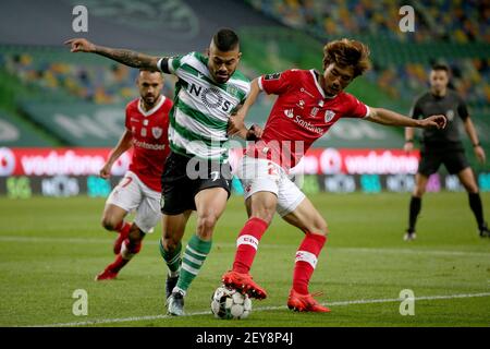 Lissabon, Portugal. März 2021, 5th. Bruno Tabata von Sporting CP (L) vies mit dem Japaner Hidemasa Morita von CD Santa Clara während des Fußballspiels der Portugiesischen Liga zwischen Sporting CP und CD Santa Clara am 5. März 2021 im Jose Alvalade Stadion in Lissabon, Portugal. Quelle: Pedro Fiuza/ZUMA Wire/Alamy Live News Stockfoto