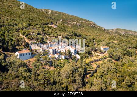 Blick auf das Kloster Arrábida (16th. Jahrhundert) im Naturpark Arrábida bei Setúbal in Portugal, an einem Sommertag. Stockfoto