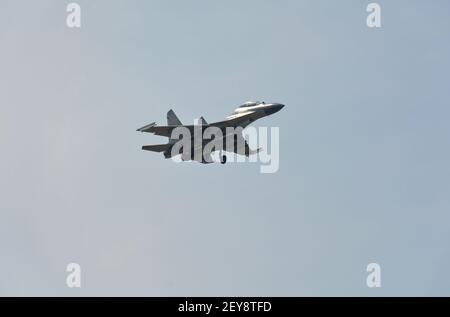 Zweimotorige chinesische Kampfflugzeuge Shenyang-J11, die auf dem Luftstützpunkt Jiaxing landen. Unter Flügel und Rumpf sind Raketen zu sehen. Stockfoto