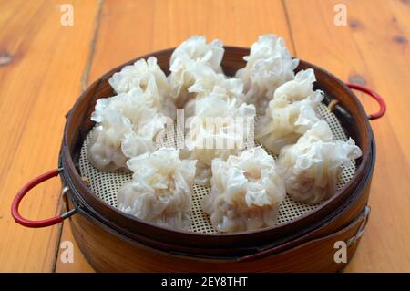 Chinesisches Straßenessen. Gedünstetes siu Mai, eine Art Dim Sum aus Schweinefleisch und Garnelen in einer Konditorei. Stockfoto