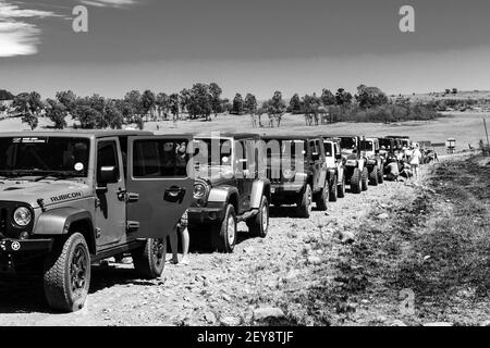 HARRI, SÜDAFRIKA - 06. Jan 2021: Harrismith, Südafrika - 02 2015. Oktober: 4x4 Mountain Path Driver Training im Camp Jeep auf dem Drakensberg Stockfoto