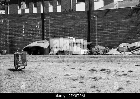 JOHANNESBURG, SÜDAFRIKA - 05. Januar 2021: Johannesburg, Südafrika, 11. September 2011, Obdachlose leben auf den Straßen von Soweto in behelfsmäßigen cardb Stockfoto
