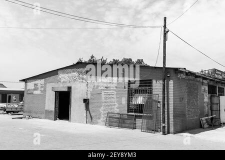 JOHANNESBURG, SÜDAFRIKA - 06. Jan 2021: Johannesburg, Südafrika - 17. Oktober 2016: Außenansicht des alten Spaza Shop traditionellen Einzelhandelsgeschäft Stockfoto