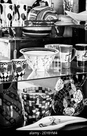 JOHANNESBURG, SÜDAFRIKA - 06. Jan 2021: Johannesburg, Südafrika - 5. Dezember 2012: Interieur von Keramik und Porzellan Kunst-und Kunsthandwerk-Shop Stockfoto