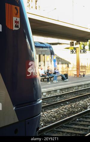 TOULON, FRANKREICH - 29. SEPTEMBER 2006: Emu Regionalzug TER Paca mit dem Logo der SNCF Französische Eisenbahnen auf einem Bahnsteig des Bahnhofs Toulon, mit blu Stockfoto