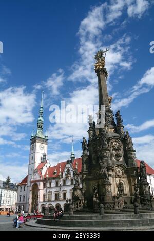 OLOMOUC, TSCHECHIEN - 9. MAI 2014: Säule der heiligen dreifaltigkeit, oder sloup nejsvetejsi trojice, auf dem horni namesti Platz von olomouc mit der Radnica, der lokalen Stockfoto