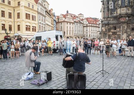 PRAG, TSCHECHIEN - 2. JULI 2014: Selektive Unschärfe auf Akkordeonisten spielen Akkordeon mit Massen von Touristen auf dem Altstädter Ring (Staromestske Namesti) mit Stockfoto