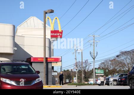 Augusta, GA USA - 03 05 21: Wells Fargo Bank Leute warten draußen Stockfoto