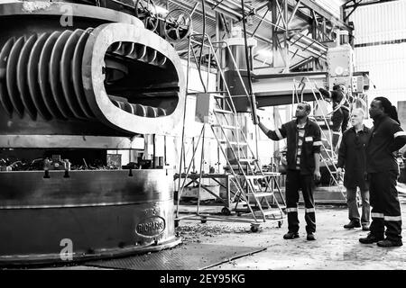 JOHANNESB, SÜDAFRIKA - 06. Jan 2021: Johannesburg, Südafrika - September 7 2016: Industrieanlage zur Herstellung und Montage von Ventilen Stockfoto