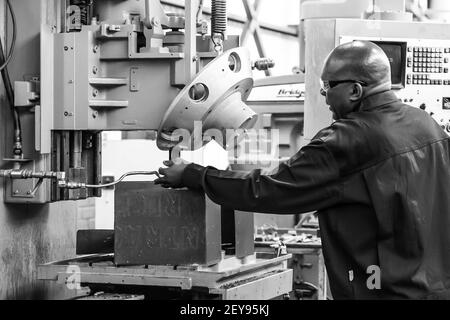 JOHANNESB, SÜDAFRIKA - 06. Jan 2021: Johannesburg, Südafrika - September 7 2016: Industrieanlage zur Herstellung und Montage von Ventilen Stockfoto