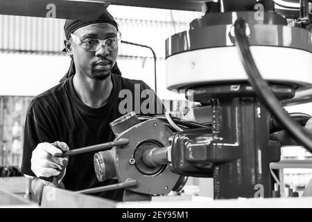 JOHANNESB, SÜDAFRIKA - 06. Jan 2021: Johannesburg, Südafrika - September 7 2016: Industrieanlage zur Herstellung und Montage von Ventilen Stockfoto