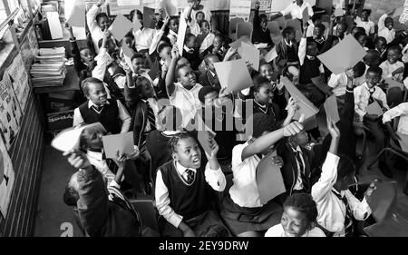 JOHANNESBURG, SÜDAFRIKA - 05. Jan 2021: Soweto, Südafrika - 26 2011. Oktober: Afrikanische Kinder im Primary School Classroom Stockfoto