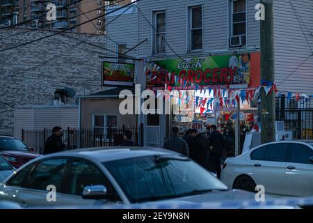 Bronx, Usa. März 2021, 05th. Detektive untersuchen eine mögliche tödliche Schießerei in einer Bronx-Bodega. (Foto: Steve Sanchez/Pacific Press) Quelle: Pacific Press Media Production Corp./Alamy Live News Stockfoto