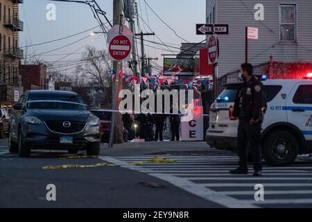 Bronx, Usa. März 2021, 05th. Detektive untersuchen eine mögliche tödliche Schießerei in einer Bronx-Bodega. (Foto: Steve Sanchez/Pacific Press) Quelle: Pacific Press Media Production Corp./Alamy Live News Stockfoto