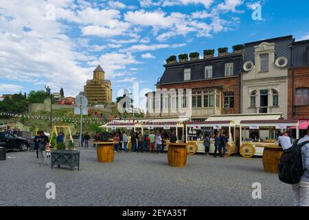 TIFLIS, GEORGIEN - 09. Jan 2021: Tiflis, Georgien - 1. Oktober 2017: Ein farbenfrohes Gebäude in der Altstadt von Tiflis, Hauptstadt von Georgien Stockfoto