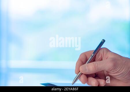 Mann unterzeichnende Dokument Stockfoto