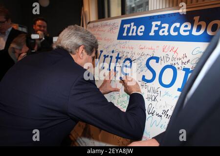 26. Feb 2013 - Berlin, Deutschland - US-Außenminister John Kerry unterschreibt eine Facebook-Pinnwand, nachdem er bei seiner ersten Youth Connect-Veranstaltung mit Moderator und Journalist Cherno Jobatey am 26. Februar 2013 in Berlin gesprochen hat. Bildnachweis: State Department/Sipa USA