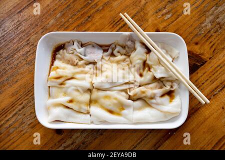 Blick von oben traditionelle kantonesische Küche mit Cheong-Spaß oder Reis Noodle rollt horizontale Zusammensetzung Stockfoto