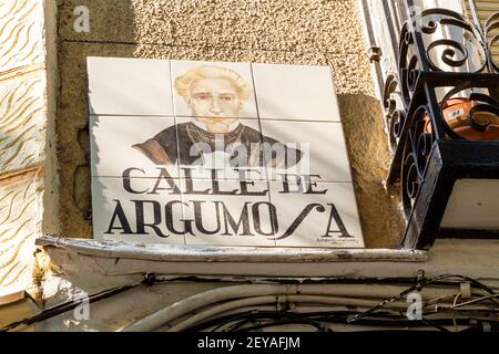 Madrid Spanien Spanisches Centro Viertel Lavapies historisches Zentrum Calle de Argumosa Straßenschild bemalte Keramikfliesen Stockfoto