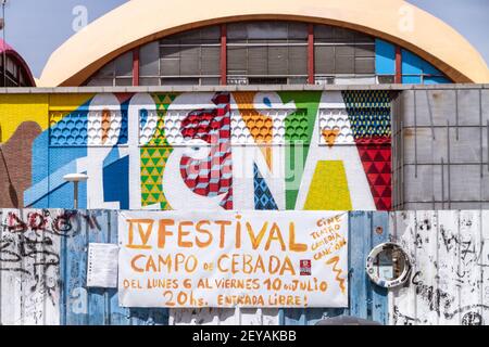 Madrid Spanien Spanisch Centro La Latina Mercado de la Cebada Öffentlicher Markt Marktplatz außen handgeschriebenes Zeichen frei öffentliches Festival Spanisch Sprache Stockfoto