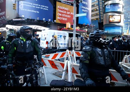 New York City, Usa. März 2021, 05th. Die Polizei hält den Umkreis fest, während Trump-Anhänger nach einer Versammlung vor dem Trump Tower auf der Fifth Avenue in Richtung Times Square marschieren. Kredit: SOPA Images Limited/Alamy Live Nachrichten Stockfoto