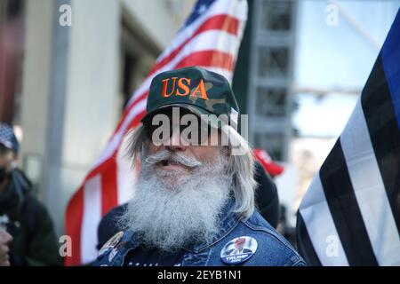 New York City, Usa. März 2021, 05th. Trump-Unterstützer marschieren mit und amerikanischer Flagge zum Times Square, nachdem sie sich vor dem Trump Tower auf der Fifth Avenue versammelt haben. Kredit: SOPA Images Limited/Alamy Live Nachrichten Stockfoto