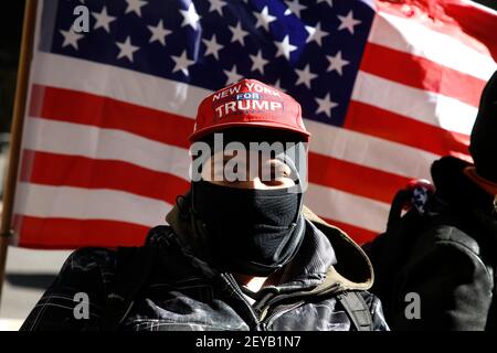 New York City, Usa. März 2021, 05th. Trump-Unterstützer marschieren mit und amerikanischer Flagge zum Times Square, nachdem sie sich vor dem Trump Tower auf der Fifth Avenue versammelt haben. Kredit: SOPA Images Limited/Alamy Live Nachrichten Stockfoto