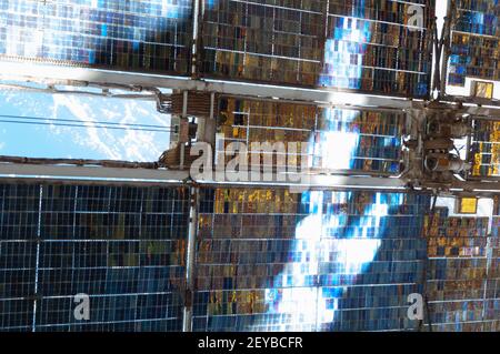 Dieses Nahaufnahme Bild einer Zvezda Service Module Array, reflektiert helle Strahlen der Sonne, so dass eine künstlerische Szene, Wurde am 3. April von einem der Crew-Mitglieder der Expedition 35 im Rahmen einer externen Untersuchung aus den Fenstern der Internationalen Raumstation fotografiert, die kürzlich der Aufgabenliste der Crew hinzugefügt wurde. Foto: NASA/Sipa USA