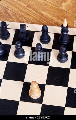 Ein tapferer Bauer greift die ganze Armee an. Schachkonzepte und Symbole Stockfoto