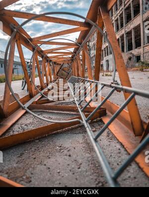 Eine vertikale Aufnahme einer rostigen Kranleiter auf einem Betonoberfläche Stockfoto