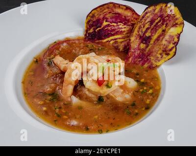 Nahaufnahme des selektiven Fokus in eine leckere Garnelen von ecuadorianischen Essen: Garnelen cebiche in einem verschwommenen Hintergrund Stockfoto