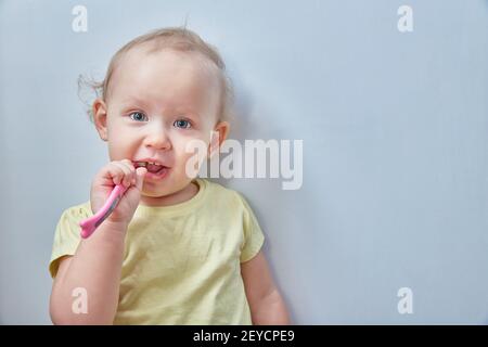 Baby Mädchen Zähneputzen. Opy Raum. Stockfoto