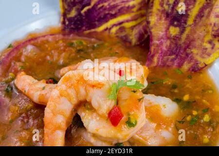 Nahaufnahme des selektiven Fokus in eine leckere Garnelen von ecuadorianischen Essen: Garnelen cebiche in einem verschwommenen Hintergrund Stockfoto