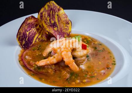 Nahaufnahme des selektiven Fokus in eine leckere Garnelen von ecuadorianischen Essen: Garnelen cebiche in einem verschwommenen Hintergrund Stockfoto